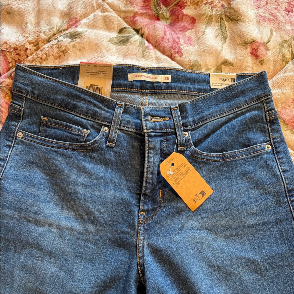 NWT Levi’s 318 Shaping High Waisted Wide Leg Jeans in Clever Girl Sz 28W x 32L